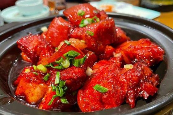 被閨蜜種草的寶藏飯店,以生態徽菜為特色,紅燒肉超棒,一份.